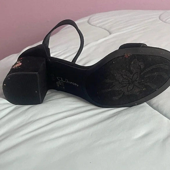 By Claunday Black color Ankle Strap
Block Short Heel Sandals Size 7 1/2 (7.5) - Picture 3 of 5